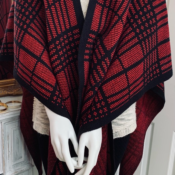 Poncho - Picture 2 of 6